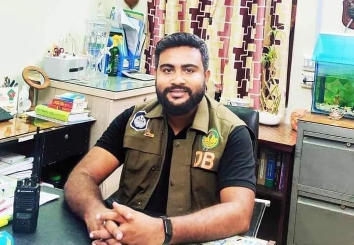 ক্রসফায়ারের ভয় দেখিয়ে টাকা আদায়, সাবেক ডিবি কর্মকর্তার নামে মামলা