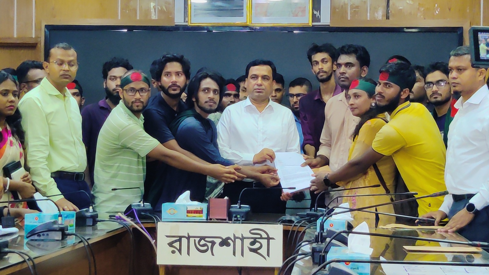 কোটা সংস্কারের দাবিতে রাজশাহীর ডিসিকে শিক্ষার্থীদের স্মারকলিপি