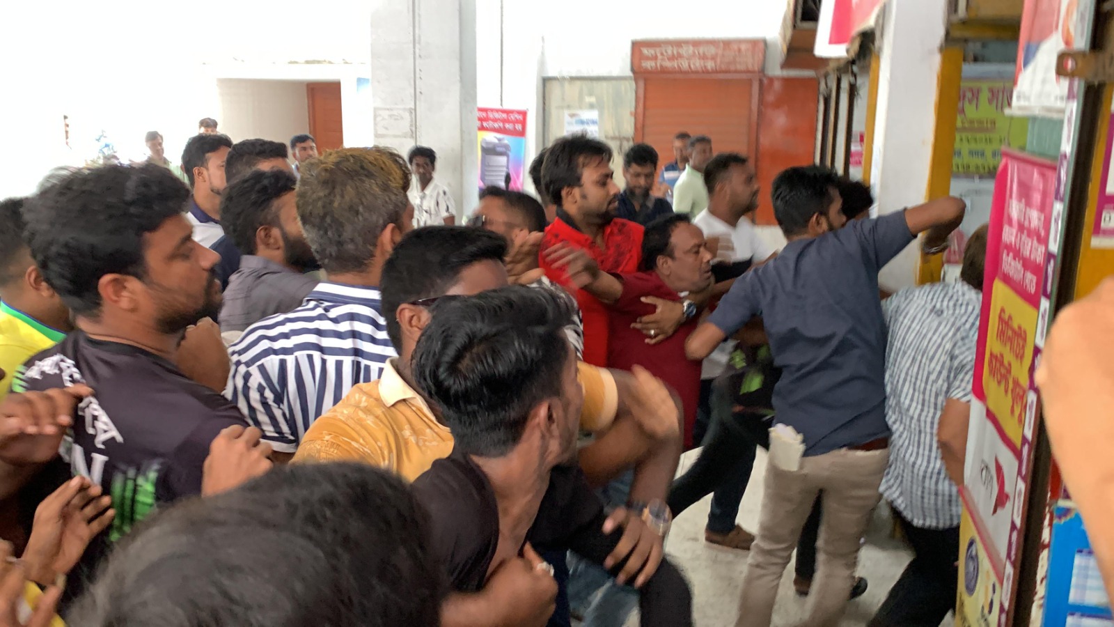 ডিসির কার্যালয় চত্ত্বরে সড়ক পরিবহনের দু’পক্ষের হাতাহাতি, আহত ২