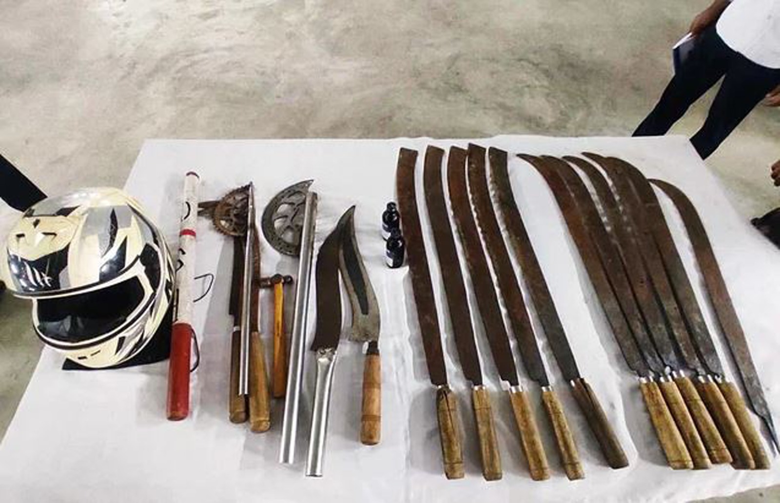 রাজশাহীতে প্রাইভেট কারে দুই বস্তা অস্ত্র, যুবক আটক