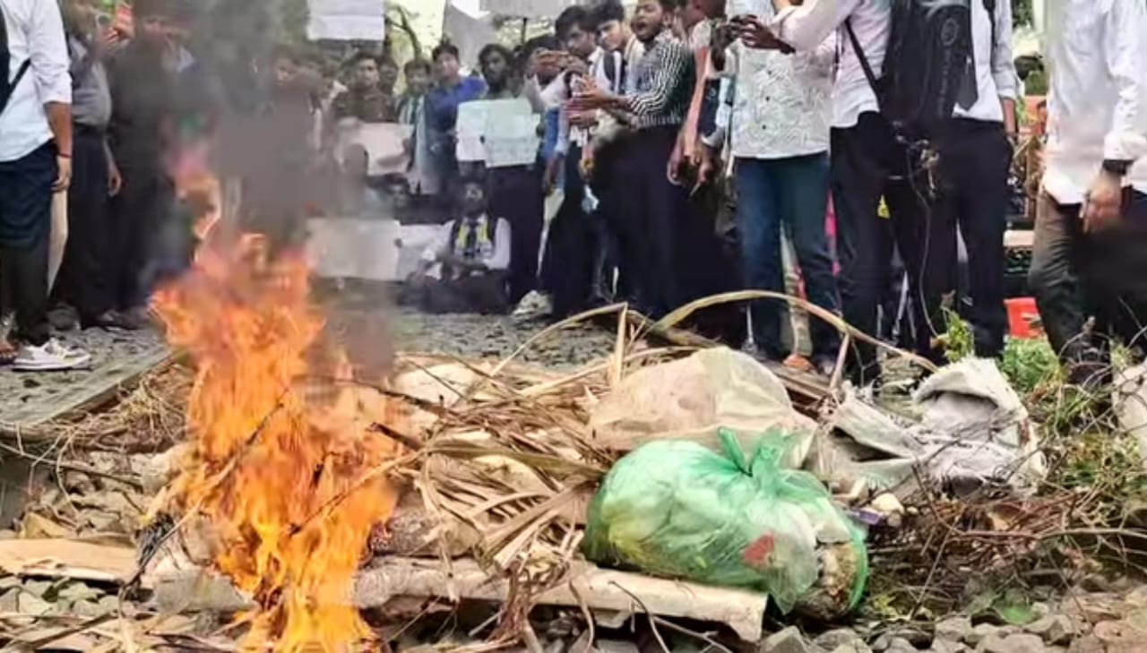 পলিটেকনিক শিক্ষার্থীদের অবরোধে ট্রেনের সিডিউল বিপর্যয়