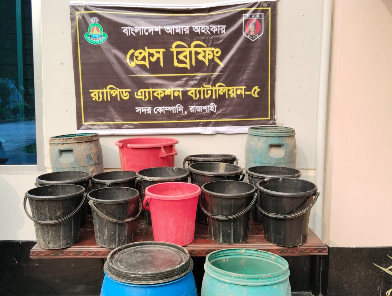 রাজশাহীতে দেড় হাজার লিটার চোলাইমদসহ গ্রেপ্তার ৩