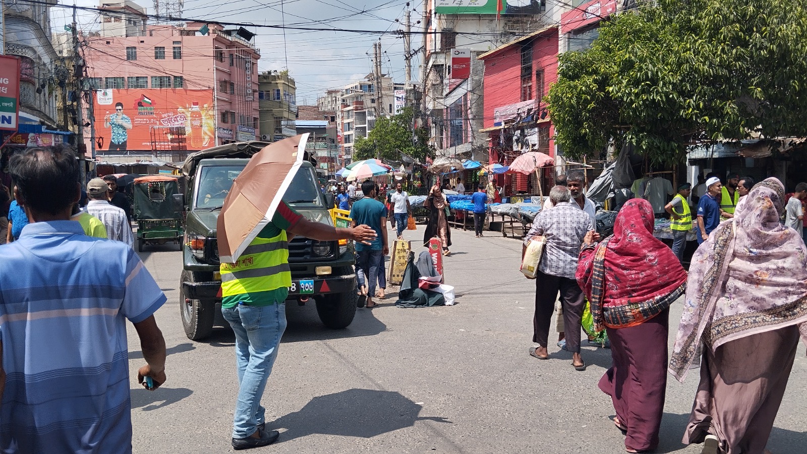 রাজশাহীতে সড়কের শৃঙ্খলায় শিক্ষার্থীরা