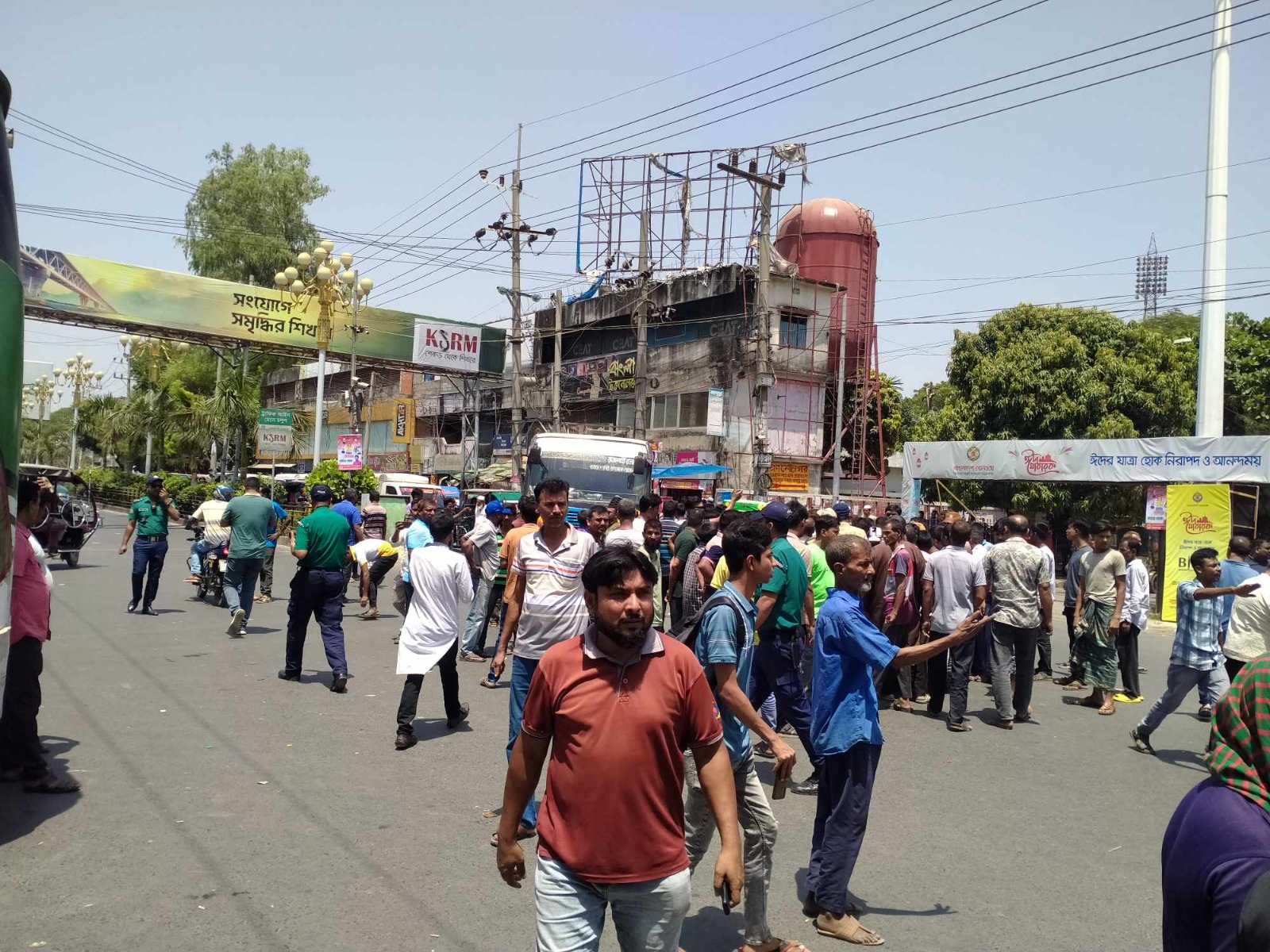 রাজশাহীতে শ্রমিকদের টাকা আত্মসাতের প্রতিবাদে সড়ক অবরোধ