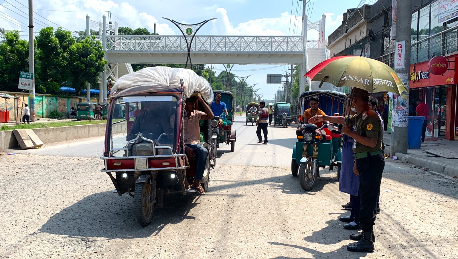 রাজশাহীতে স্বাভাবিক হচ্ছে জনজীবন, বেড়েছে কর্মচাঞ্চলতা