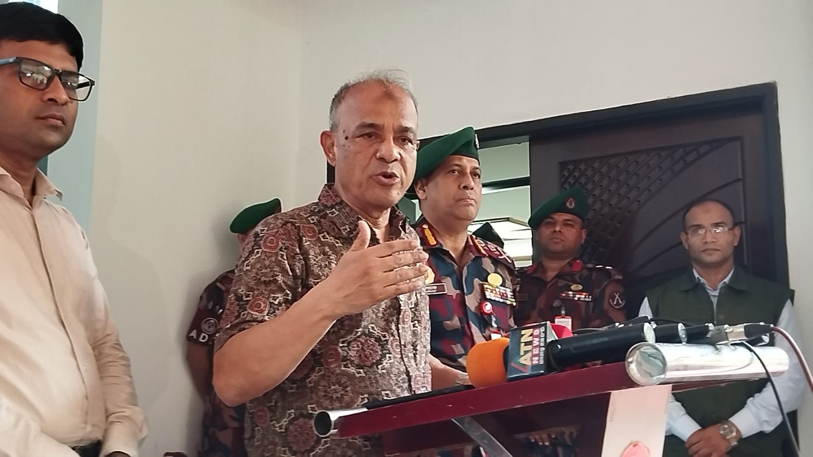 দলীয় বিবেচনায় নিয়োগ পাওয়া বিসিএস কর্মকর্তাদের বিরুদ্ধে ব্যবস্থা নেয়া হবে : স্বরাষ্ট্র উপদেষ্টা