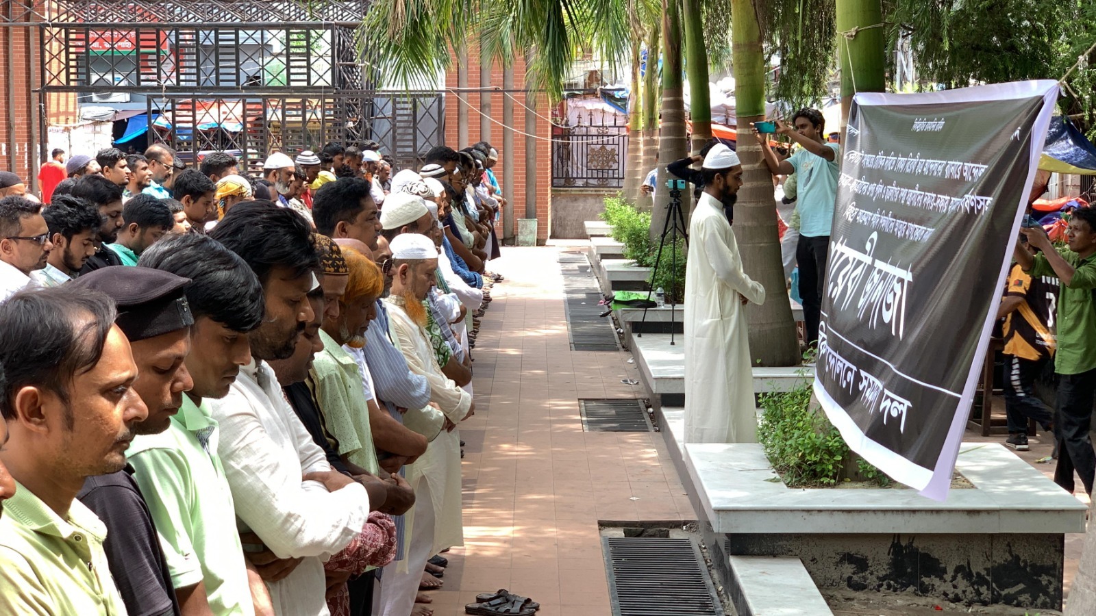 কোটা আন্দোলনে নিহত শিক্ষার্থীদের স্মরণে রাজশাহীতে গায়েবী জানাজা