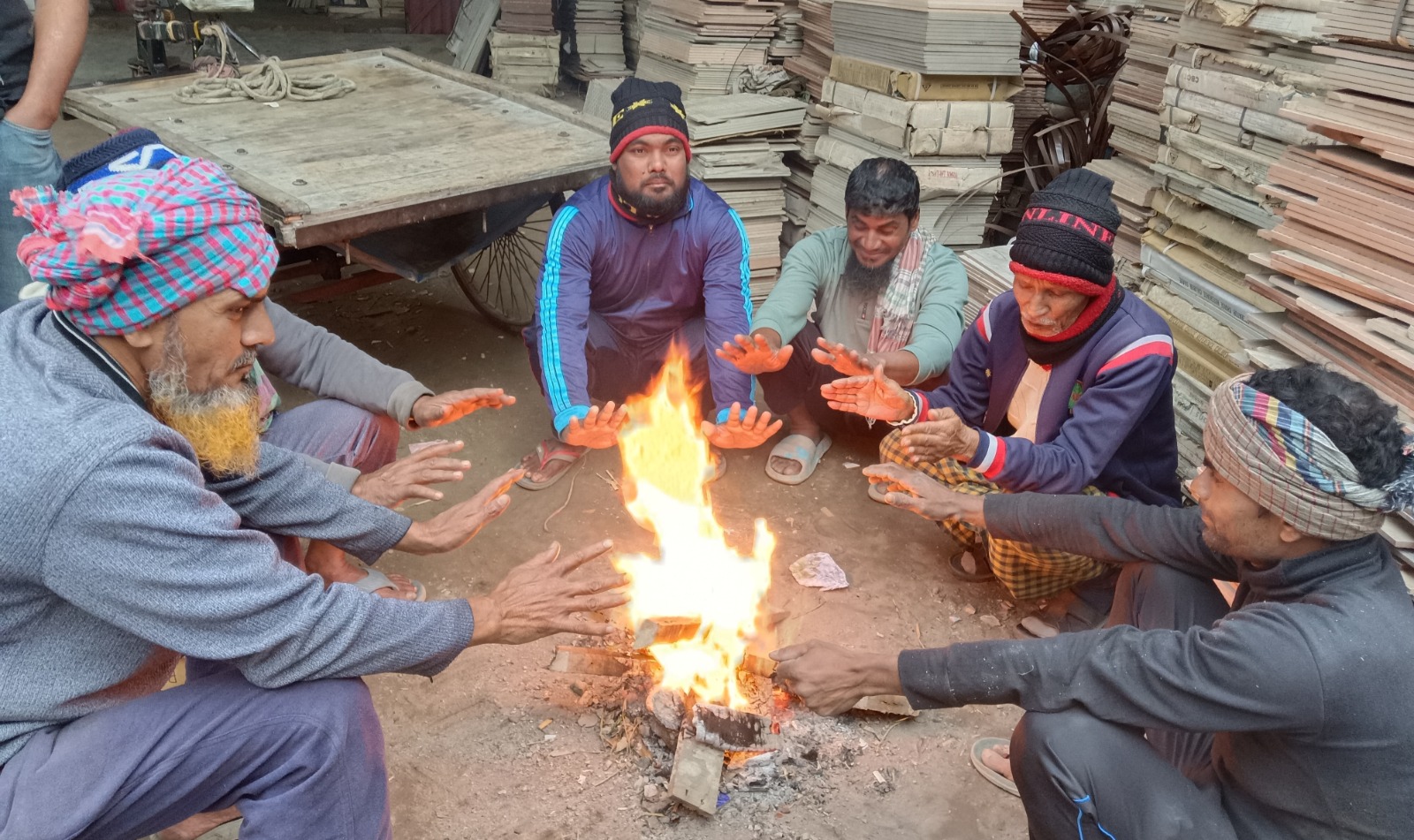 মৌসুমের সর্বনিম্ন ৮.৪ ডিগ্রি তাপমাত্রায় কাঁপছে রাজশাহী