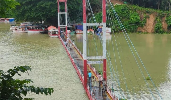 ডুবে গেছে রাঙামাটির ঝুলন্ত সেতু,পারাপারে নিষেধাজ্ঞা
