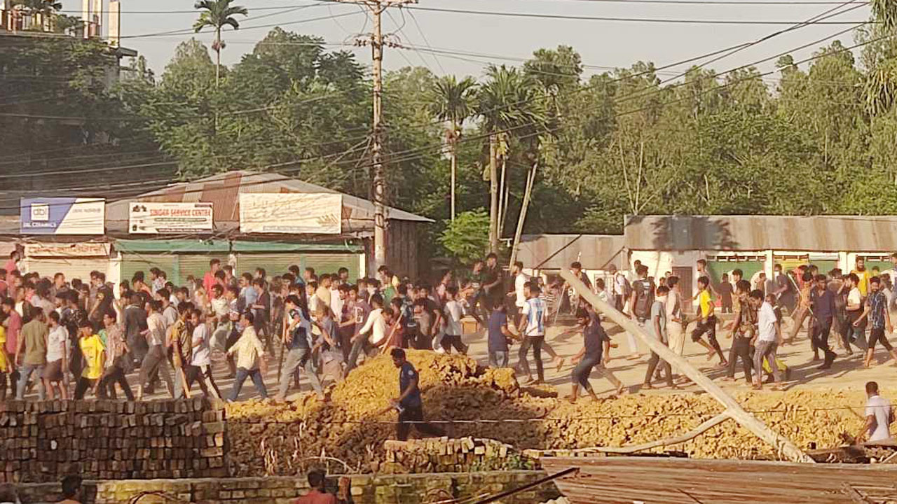 দফায় দফায় সংঘর্ষে রণক্ষেত্র রংপুর
