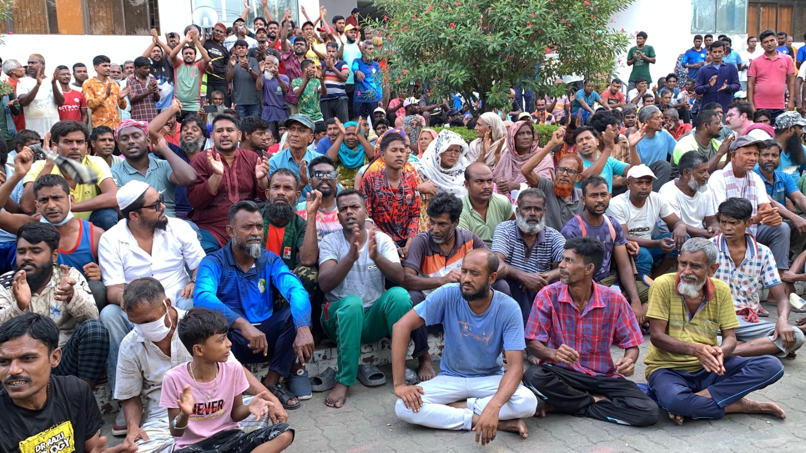 বেতন বৃদ্ধির দাবিতে তালা ঝুলিয়ে রাসিক শ্রমিকদের বিক্ষোভ