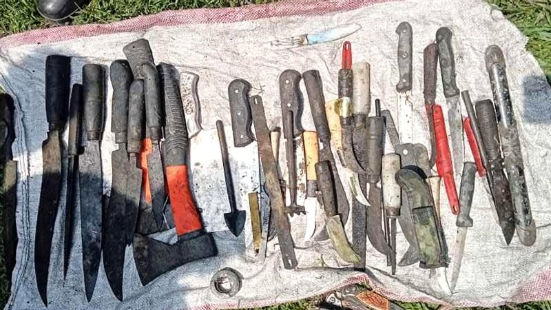 বগুড়ায় নদীতে মাছের পরিবর্তে মিলল বস্তভর্তি দেশীয় অস্ত্র