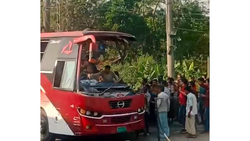 সীতাকুণ্ডে দাঁড়িয়ে থাকা ট্রাকে বাসের ধাক্কা, নিহত ২