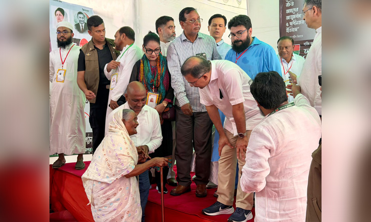 প্রধানমন্ত্রীকে কাছে পেয়ে পূরণ হলো নূরজাহান বেগমের স্বপ্ন