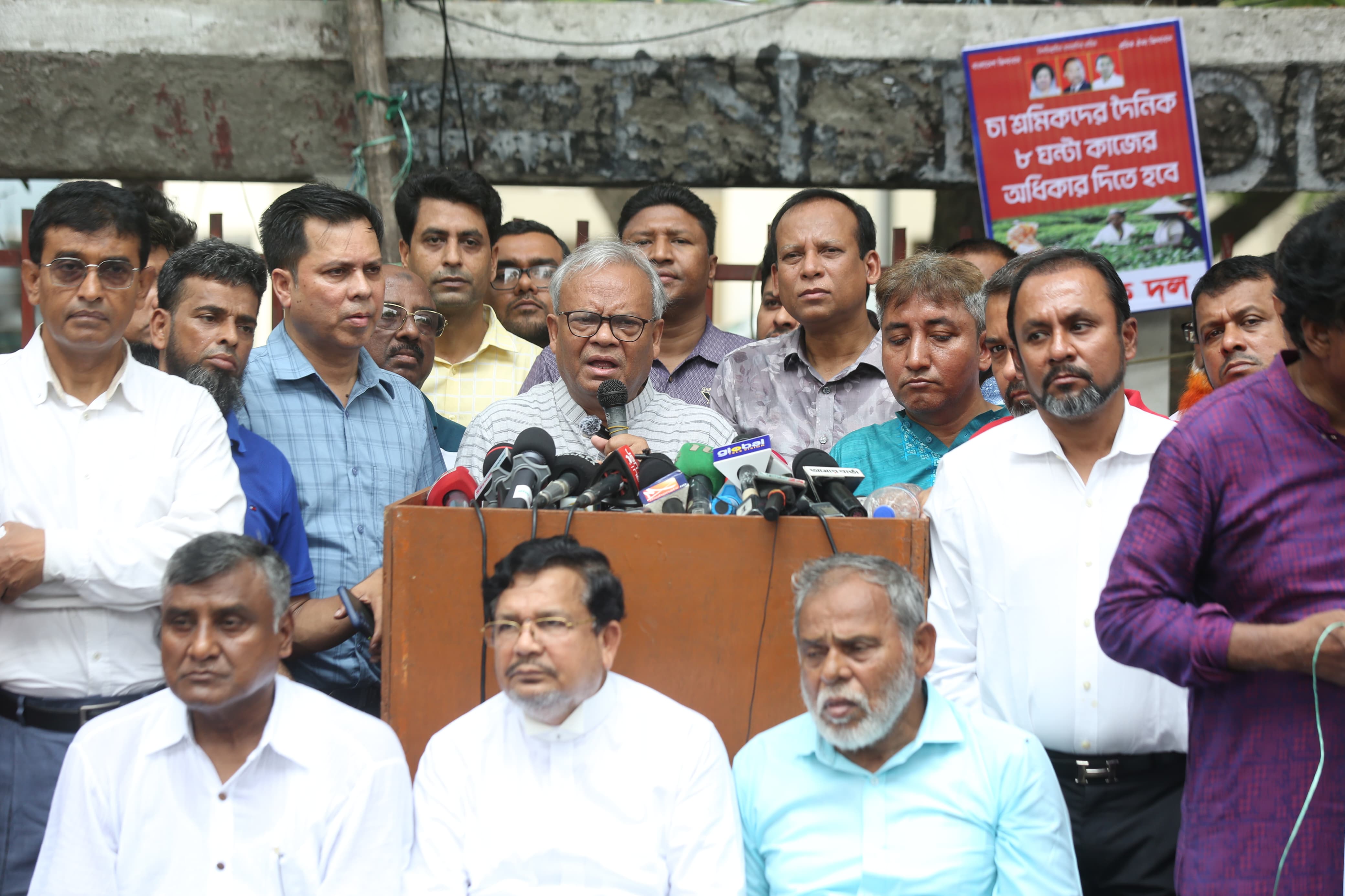 অটোরিকশাচালকদের ওপর স্টিম রোলার চালাচ্ছে সরকার : রিজভী