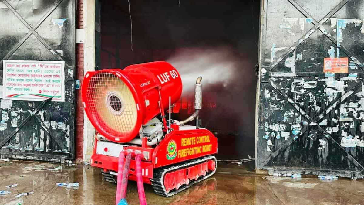 কার্গো ভিলেজে ভয়াবহ আগুন নিয়ন্ত্রণে রোবট