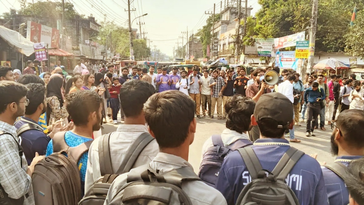 রাজশাহী-নাটোর মহাসড়ক অবরোধ