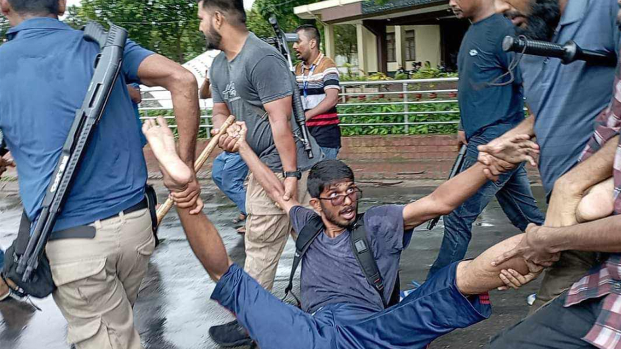 রাবিতে মৌন মিছিল থেকে শিক্ষার্থীদের তুলে নেওয়ার চেষ্টা