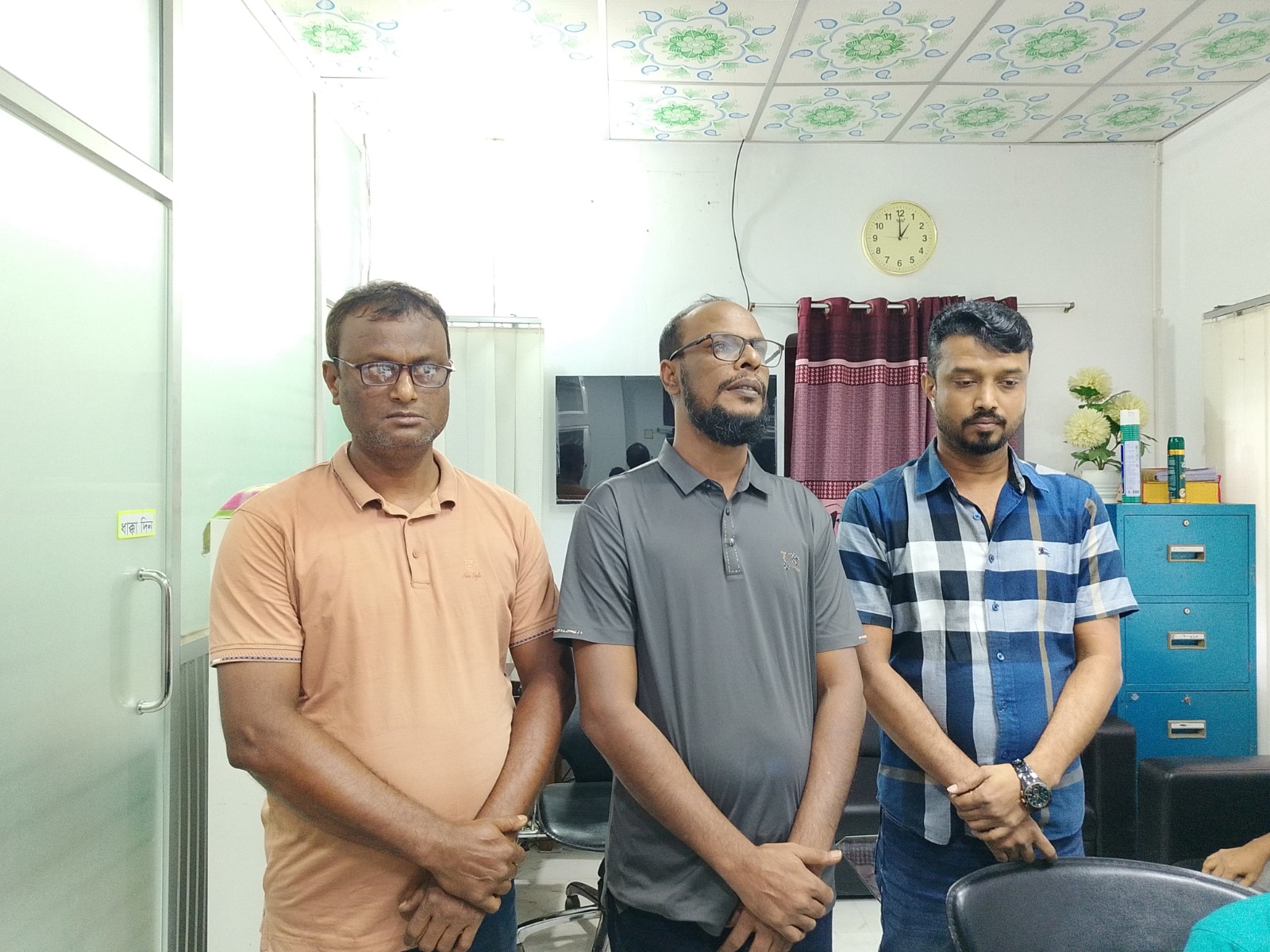 রাবির ৩ কর্মকর্তাকে পুলিশে সোপর্দ