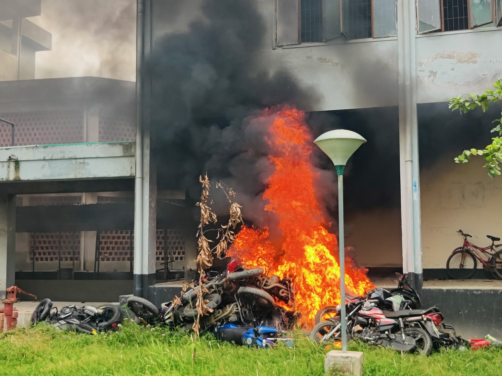 রাবির বঙ্গবন্ধু হলে ঢুকে মোটরসাইকেলে আগুন, ব্যাপক ভাঙচুর