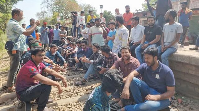 'ডিসেন্ট্রালাইজড বাংলাদেশ' গঠনসহ তিন দাবিতে রাবি শিক্ষার্থীদের রেললাইন অবরোধ