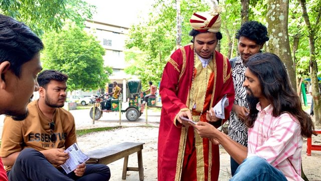 নবাব সিরাজউদ্দৌলার সাজে রাকসু নির্বাচনের প্রচারণায় প্রার্থী