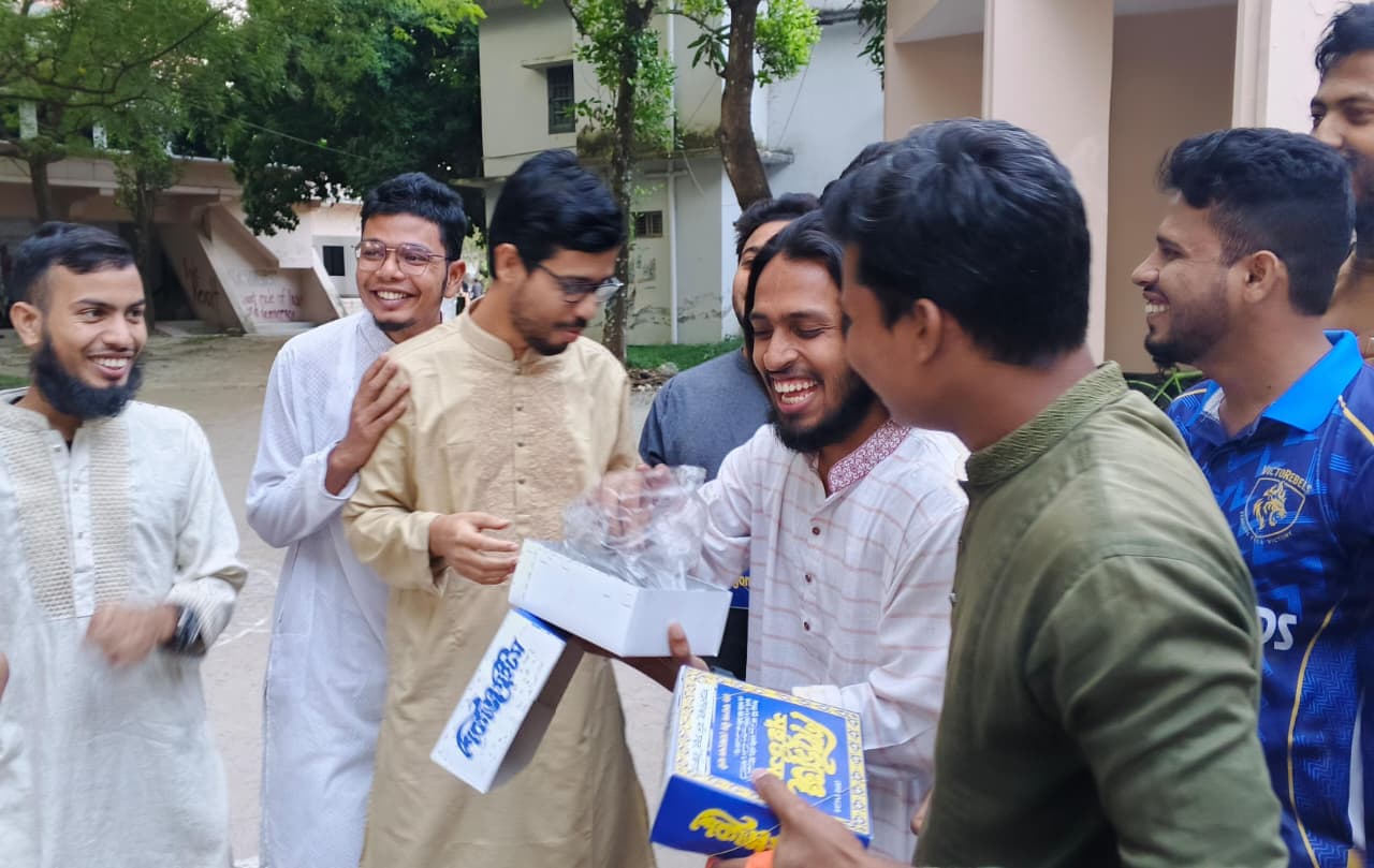 শেখ হাসিনার মৃত্যুদণ্ডের রায়ে রাকসুর মিষ্টি বিতরণ