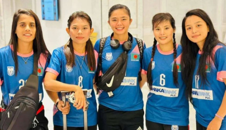 ট্রফি নিয়ে দেশে ফিরলেন সাবিনা-ঋতুপর্ণারা