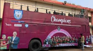 চ্যাম্পিয়নদের ছবি দিয়ে সাজানো ছাদ খোলা বাস প্রস্তুত