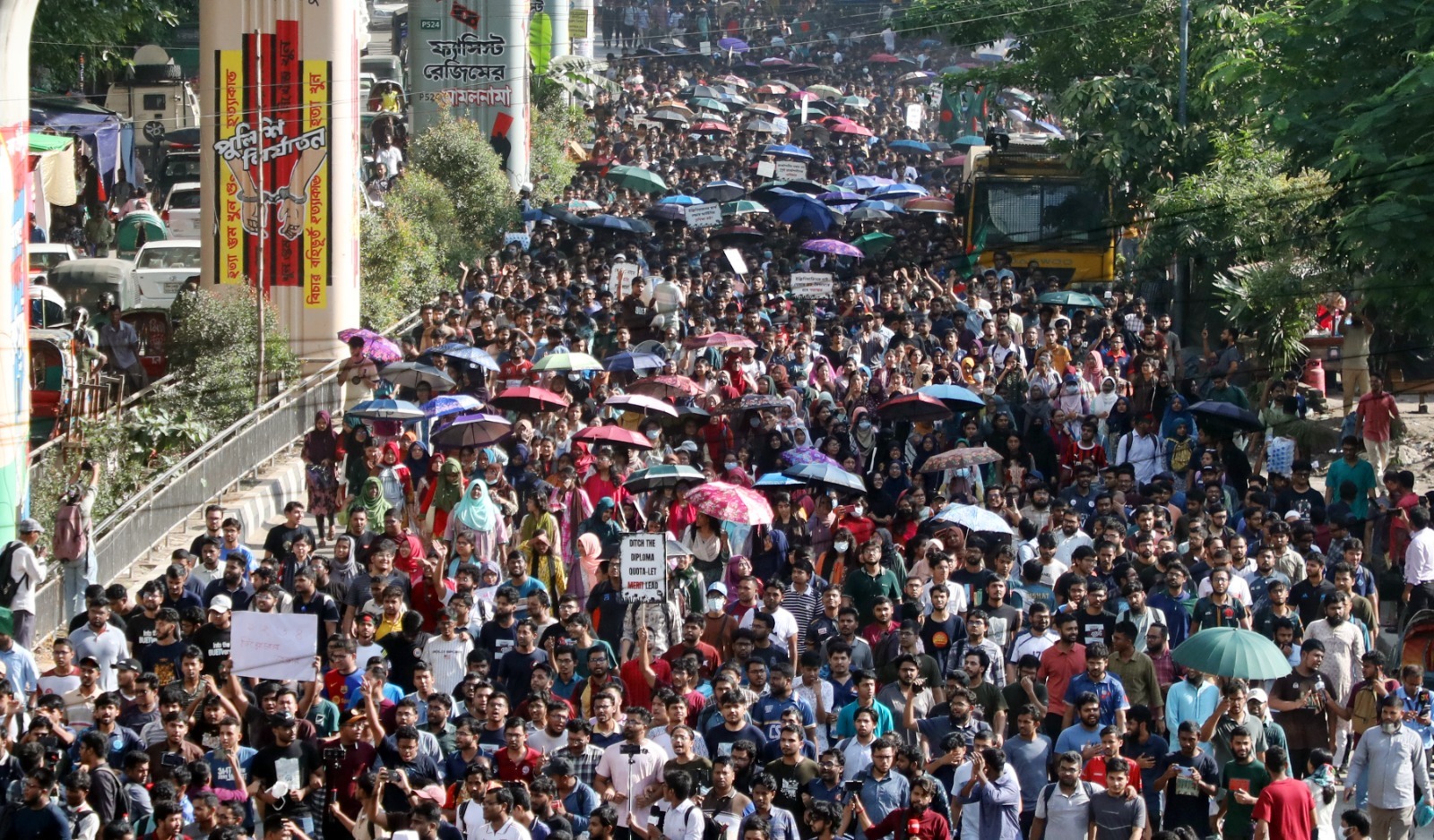 তিন দফা দাবিতে বুয়েট শিক্ষার্থীদের শাহবাগ মোড় অবরোধ