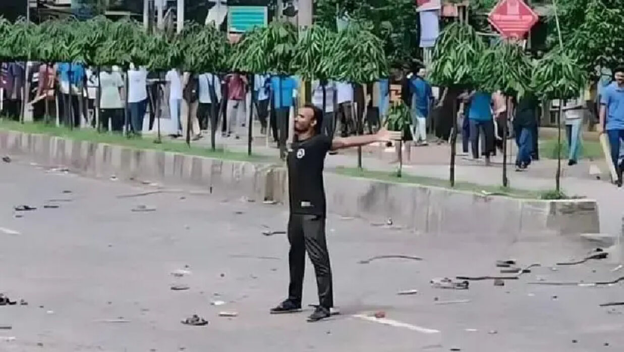 স্নাতকে ৩.৩০ পেয়ে মেধাতালিকায় শহীদ আবু সাঈদ