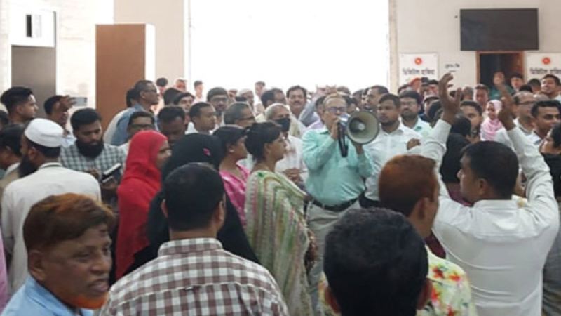 সচিবালয়ে কর্মচারীদের বিক্ষোভ