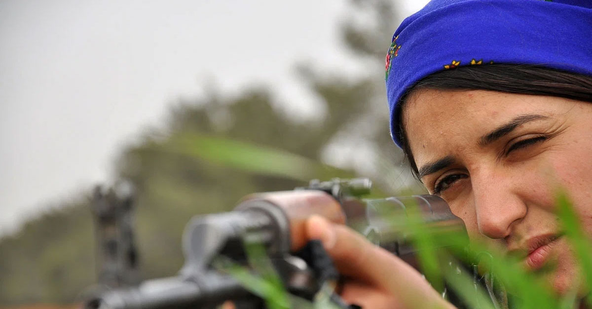 সশস্ত্র কুর্দি নারীরা পাহারা দিচ্ছেন গমখেত