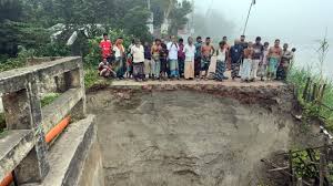 টাঙ্গাইলে সেতুর অ্যাপ্রোচ ধসে পড়ায় যোগাযোগ বন্ধ