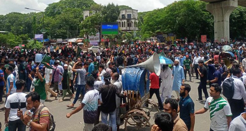 কোটা সংস্কার দাবিতে রাজধানীতে সড়ক অবরোধ শিক্ষার্থীদের