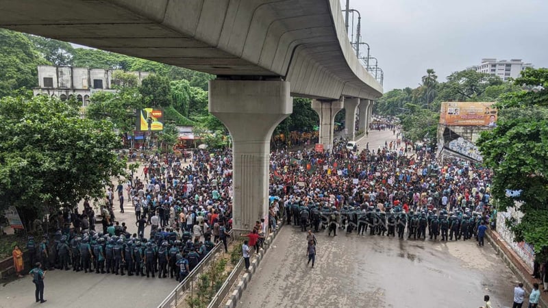 কোটা বাতিল দাবিতে শাহবাগ মোড় অবরোধ