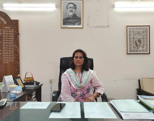 প্রধানমন্ত্রীর ছবি সরানোর ঘটনায় আওয়ামীপন্থী শিক্ষকদের নিন্দা, শাস্তির দাবি
