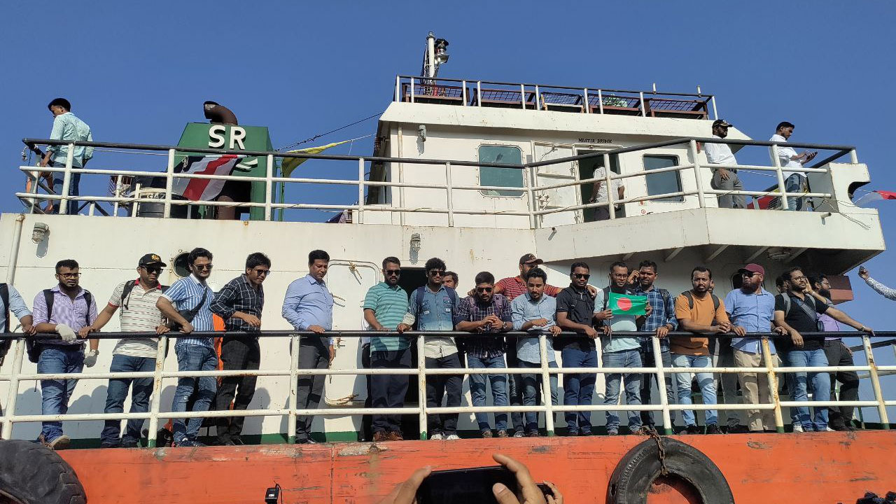 অবশেষে স্বজনদের কাছে এমভি আব্দুল্লাহর সেই নাবিকরা