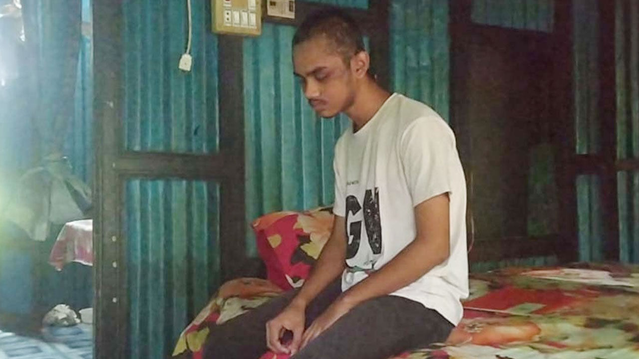 মিছিলে গিয়ে দৃষ্টি ও শ্রবণশক্তি হারিয়েছে মবিন, অভাবে বন্ধ চিকিৎসা