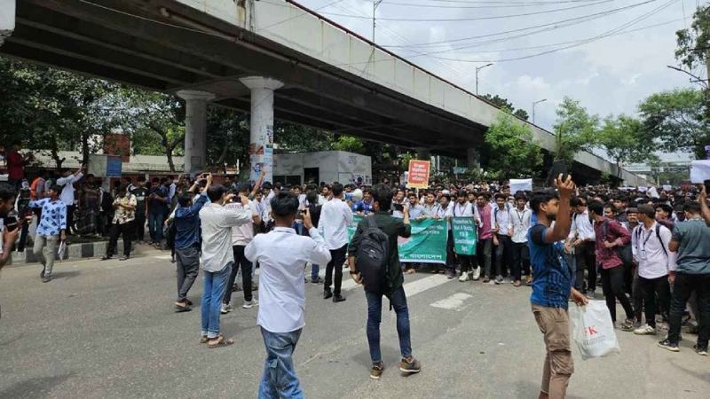 ৭ দাবিতে পলিটেকনিক শিক্ষার্থীদের সড়ক অবরোধ