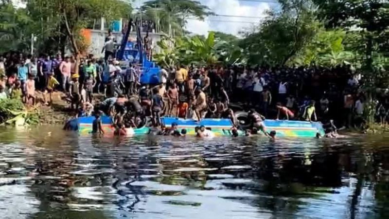 লক্ষ্মীপুরে যাত্রীবাহী বাস খালে, নিহত ৫