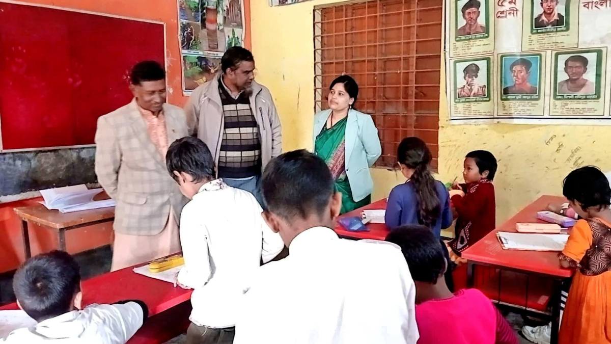 শ্রেণিকক্ষের তালা ভেঙে পরীক্ষা শুরু করলেন ইউএনও