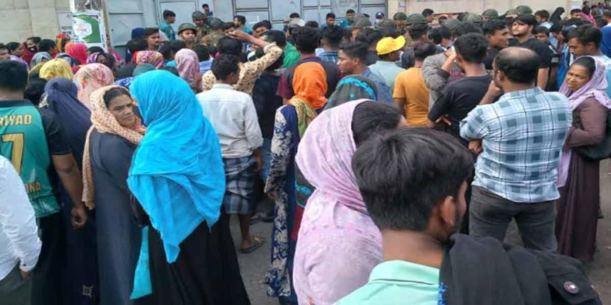 দুই মাসের বকেয়া বেতনের দাবিতে পোশাকশ্রমিকদের সড়ক অবরোধ