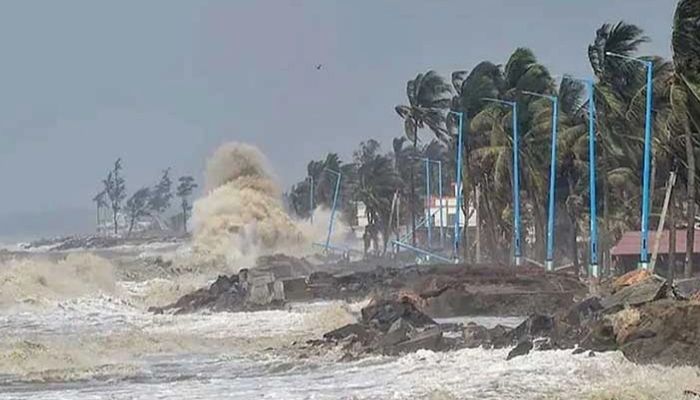 ১৬ জেলার উপকূলে ৮-১২ ফুট জলোচ্ছ্বাসের আশঙ্কা