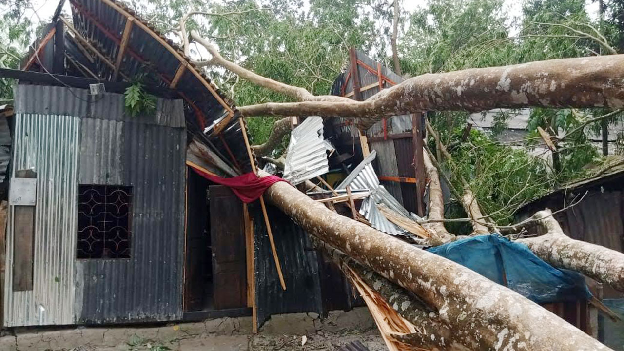 পটুয়াখালীতে ঝড়ের তাণ্ডব, দুজনের মৃত্যু