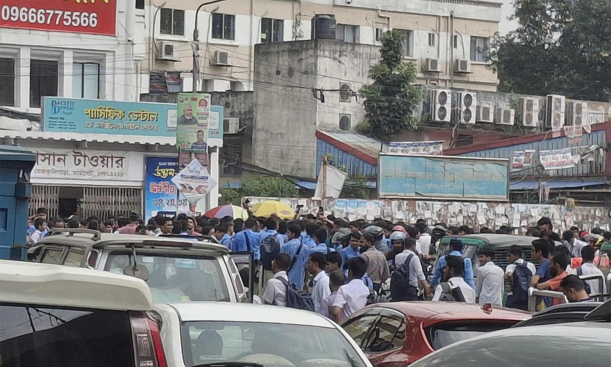 ফার্মগেটে শিক্ষার্থীদের সড়ক অবরোধ, যান চলাচল বন্ধ