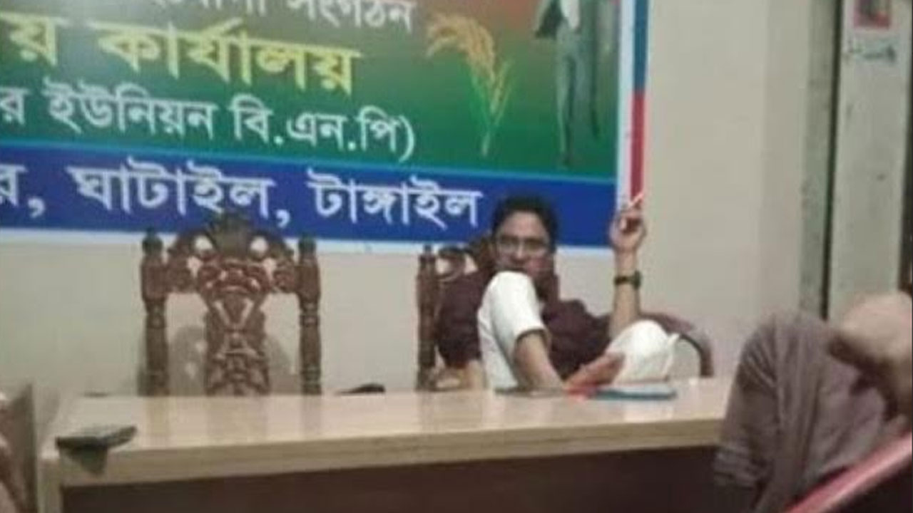বিএনপির অফিসে আ.লীগ কর্মী, টেবিলে পা তুলে ধুমপান