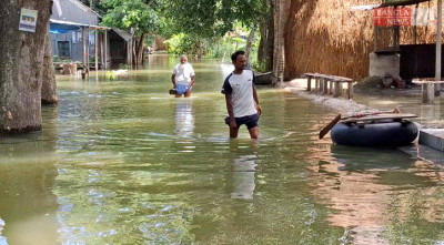 টাঙ্গাইলে বন্যার পানি কমলেও কমেনি ভোগান্তি