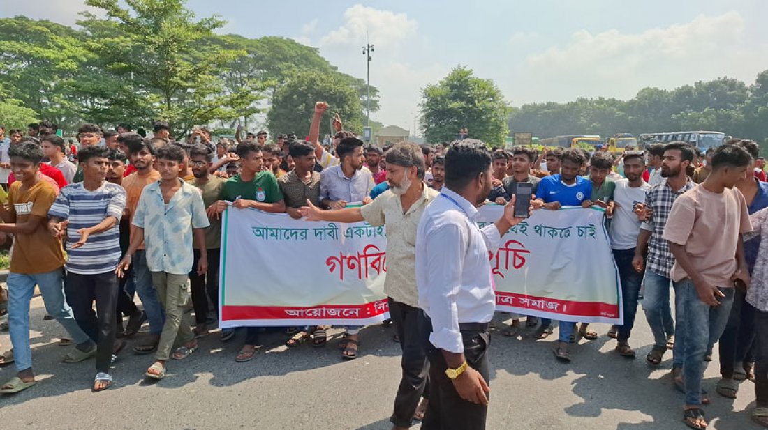 টাঙ্গাইলকে ঢাকা বিভাগে রাখার দাবিতে যমুনা সেতু মহাসড়ক অবরোধ