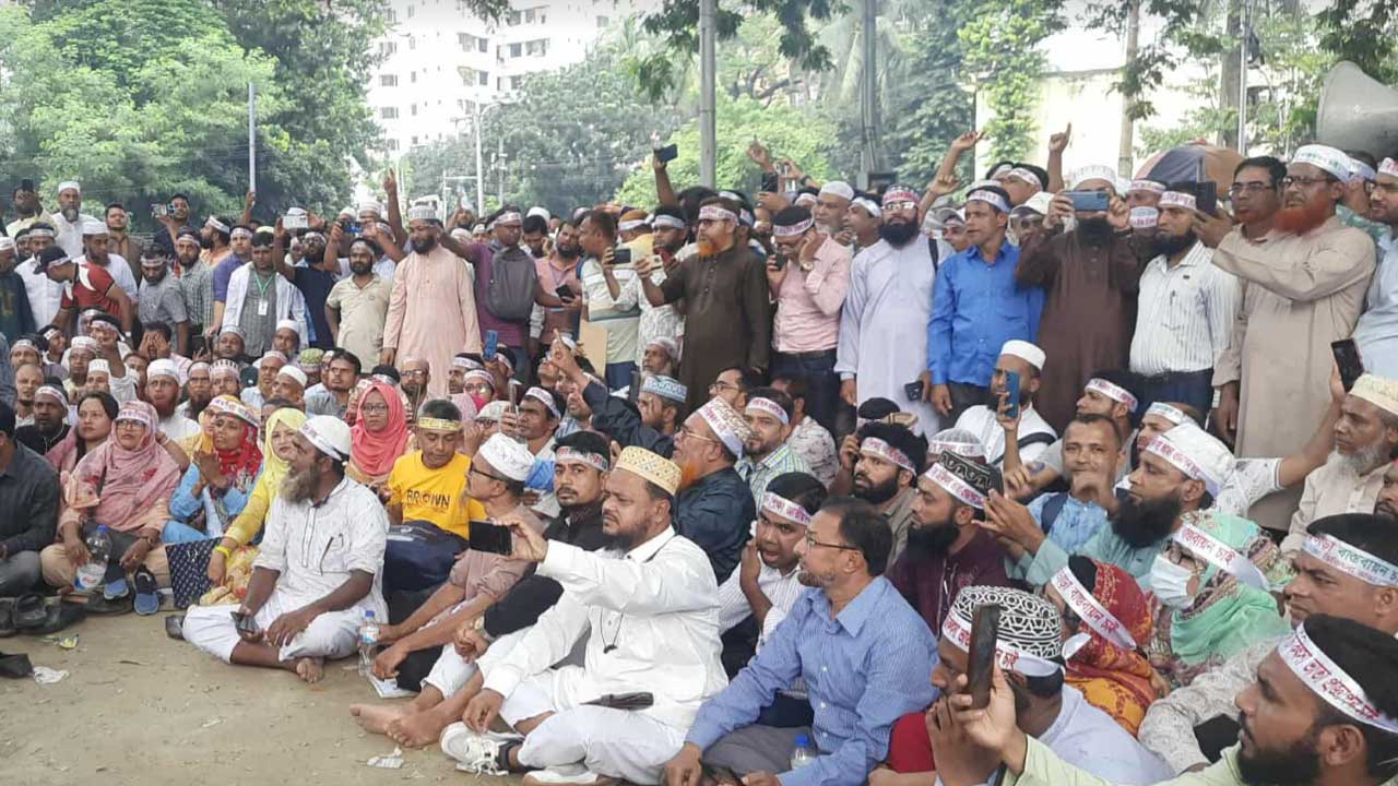মার্চ টু সচিবালয়: শহীদ মিনারে হাজার হাজার শিক্ষক